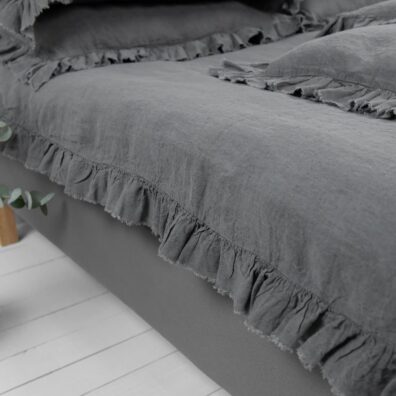 PROVANCE tummanharmaa pellavainen pussilakana vetoketjusuljenta ja 8,5 cm röyhelöt kaikilla sivuilla, joissa on 1 cm hapsut