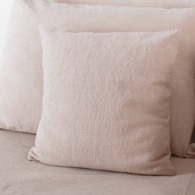 Pellavaa-puuvillaa ruskehtava tyynynpäällinen läpällä