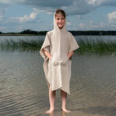 Puolipellava poncho beige, jossa suuri etutasku