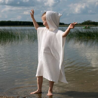 BINGO puolipellava poncho valkoinen vohvelipiqué, jossa on sivuhalkiot