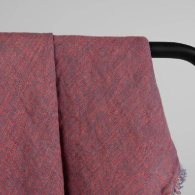 COMBO violetinpunainen pellava kaulaliina on valmistettu pehmeästä, notkeasta, erikoispestystä kankaasta