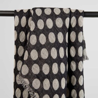 ZINA musta-luonnonharmaa pellava kaulaliina jacquard, jossa pistekuvio