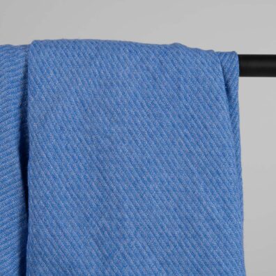 Sininen pellava kaulaliina hienosti kuvioitu