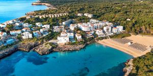 Ideal capital investment with flexible owner occupancy in prime location of Portocolom near Cala Marcal (Thumbnail 1)