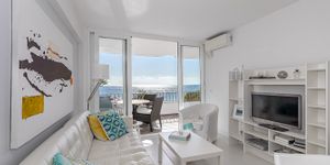 Sea view apartment on the first sea line in Camp de Mar (Thumbnail 3)