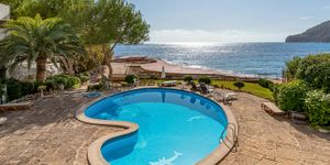 Sea view apartment on the first sea line in Camp de Mar (Thumbnail 2)