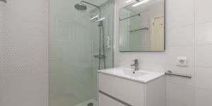 Sea view apartment on the first sea line in Camp de Mar (Thumbnail 7)