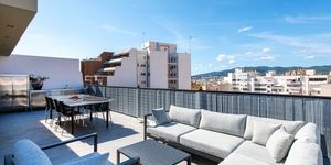 Renovated penthouse with sea views and large terrace in PalmaRenovated penthouse with sea views and large terrace in Palma (Thumbnail 1)