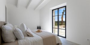 Luxurious finca property with vineyard and pool in a fantastic location of Montuiri (Thumbnail 5)