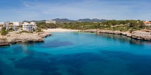 Modern apartment in a well-maintained complex with communal pool and sea views in Portocolom (Thumbnail 2)