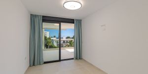 Modern apartment in a well-maintained complex with communal pool and sea views in Portocolom (Thumbnail 9)