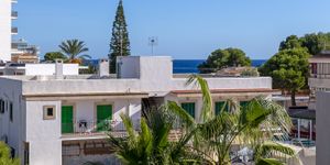 Modern apartment in a well-maintained complex with communal pool and sea views in Portocolom (Thumbnail 3)