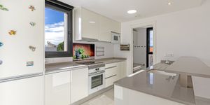 Modern apartment in a well-maintained complex with communal pool and sea views in Portocolom (Thumbnail 9)