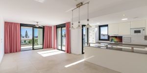 Modern apartment in a well-maintained complex with communal pool and sea views in Portocolom (Thumbnail 7)