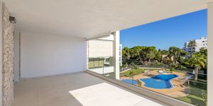 Modern apartment in a well-maintained complex with communal pool and sea views in Portocolom (Thumbnail 5)