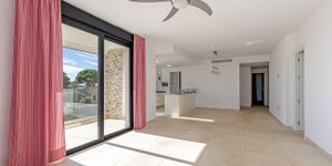 Modern apartment in a well-maintained complex with communal pool and sea views in Portocolom (Thumbnail 6)