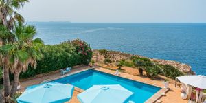 Villa in Cala Pi - Mediterranes Anwesen in erster Meereslinie (Thumbnail 2)