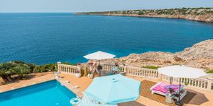 Villa in Cala Pi - Mediterranes Anwesen in erster Meereslinie (Thumbnail 1)