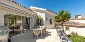 Villa in Santa Ponsa - Renoviertes Anwesen mit Teilmeerblick (Thumbnail 8)