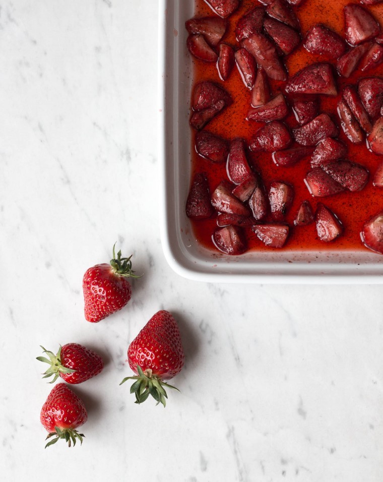Mandel Pancakes mit Holunderblüten-Ricotta &amp; gerösteten Erdbeeren ...