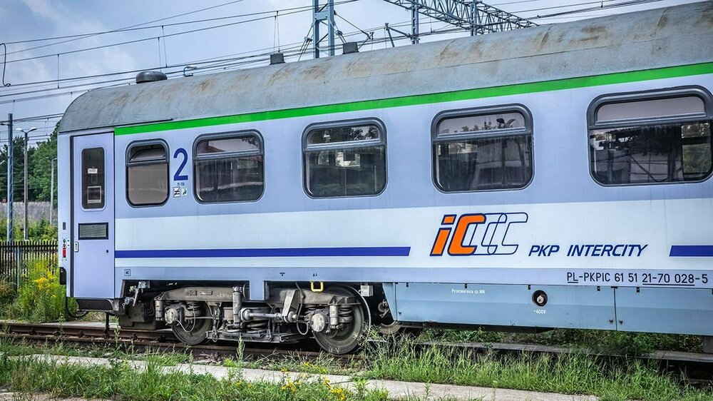 uid_3b058268105322bca315c591767b86471559215477102_width_1280_play_0_pos_0_gs_0_height_720_pkp-intercity-w-lutym-2018-roku-zawarlo-z-fabryka-pojazdow-szynowych-h-cegielski-umowe-na-zakup-55-nowych-wagonow-fot-shutterst.jpg