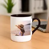 Kubek z Twojego zdjęcia z czarnym wnętrzem i uchem z Twoim nadrukiem