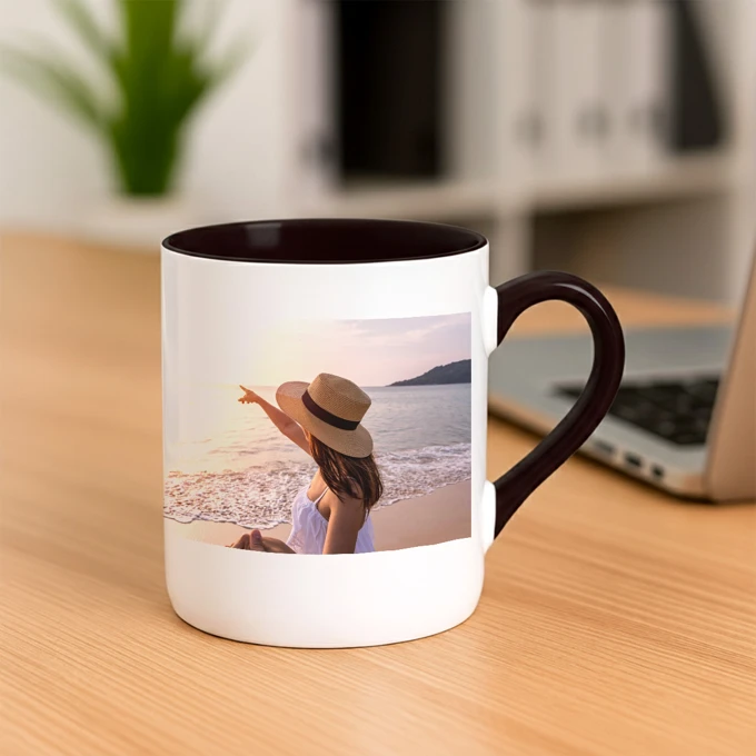 Kubek z Twojego zdjęcia z czarnym wnętrzem i uchem z Twoim nadrukiem