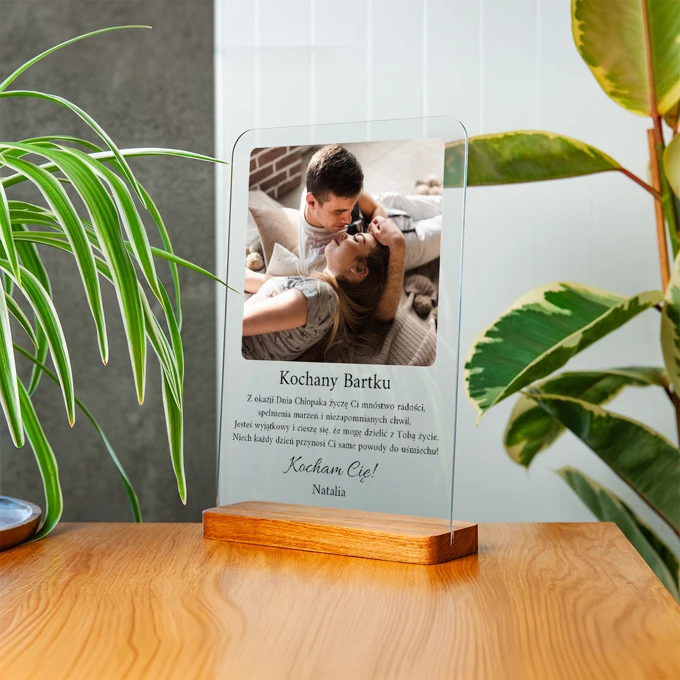 Statuetka ze zdjęciem prezent dla chłopaka na Dzień Chłopaka z życzeniami na szkle A4