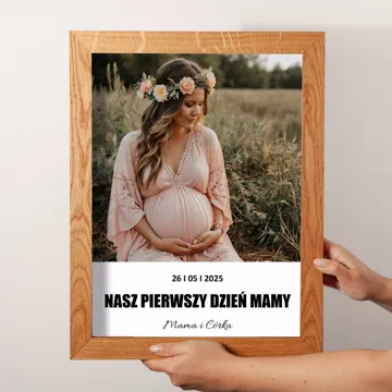 Prezent na Pierwszy Dzień Mamy plakat ze zdjęcia w drewnianej dębowej ramie 30x40 cm