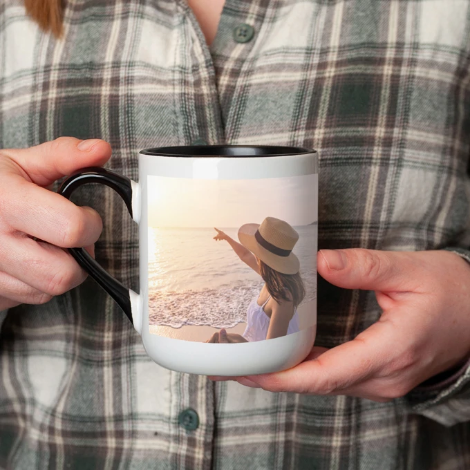 Kubek z Twojego zdjęcia z czarnym wnętrzem i uchem z Twoim nadrukiem