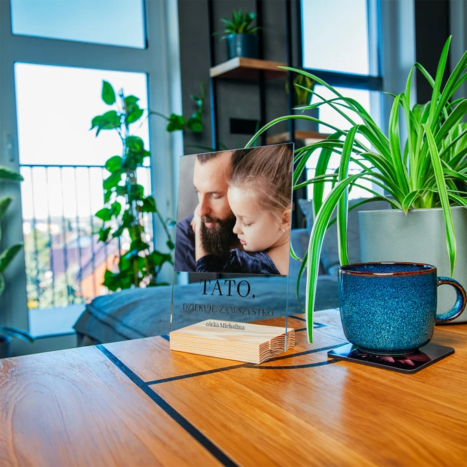 Prezent dla Taty na Dzień Ojca statuetka ze zdjęciem i dedykacją na szkle 15x21 cm