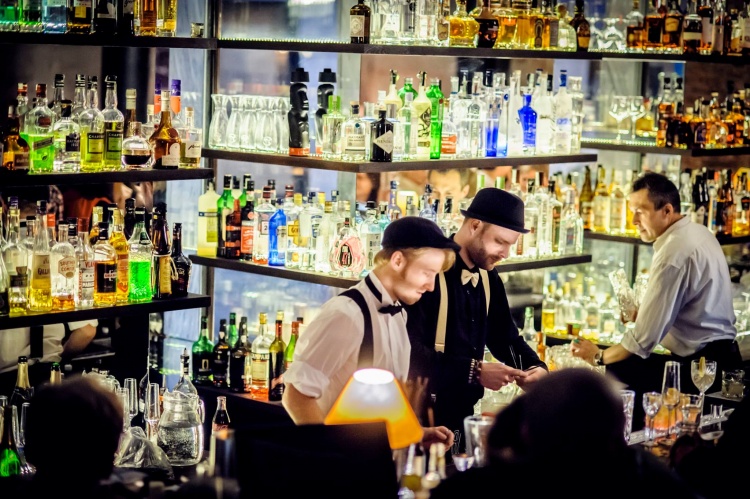Interiér inspirovaný starou Amerikou a drinky, které jinde nenajdete. Zdroj: Facebook Bar, který neexistuje Interiér inspirovaný starou Amerikou a drinky, které jinde nenajdete. Zdroj: Facebook Bar, který neexistuje