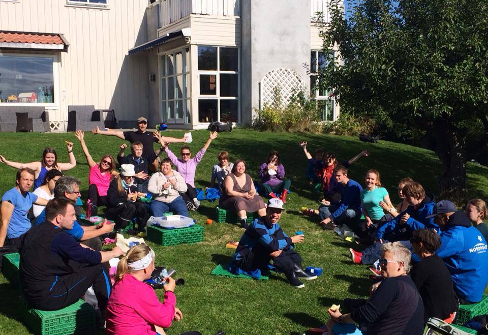 Glade epleplukkere tar seg en pause