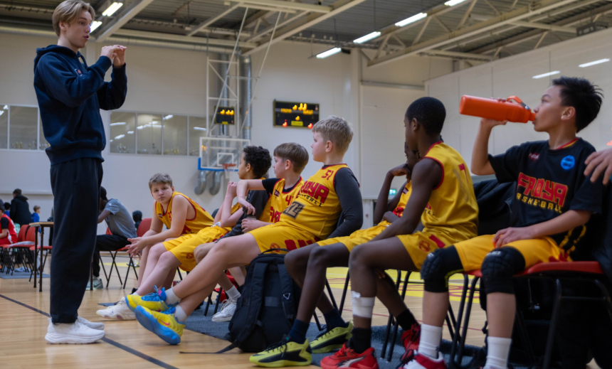 Uken som gikk i Frøya Basket – full aktivitet fra bredde til topp