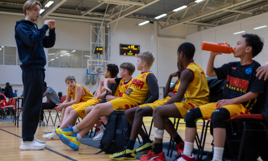 Uken som gikk i Frøya Basket – full aktivitet fra bredde til topp