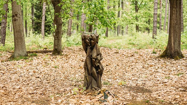 Urnenstele am Andachtsplatz im FriedWald Fürstenwalde