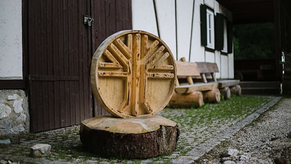 FriedWald-Logo aus Holz im FriedWald Münsingen