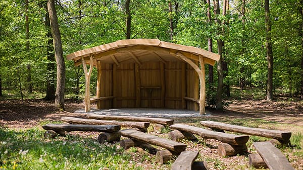 Holzhütte am Andachtsplatz im FriedWald Nuthetal-Parforceheide