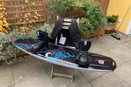 Wakeboard mit Bindung von Liquid Force