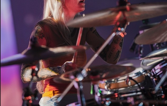 Självförtroende, motgångar och prestation inom musik - Föreläsning med trummisen Lina Anderberg