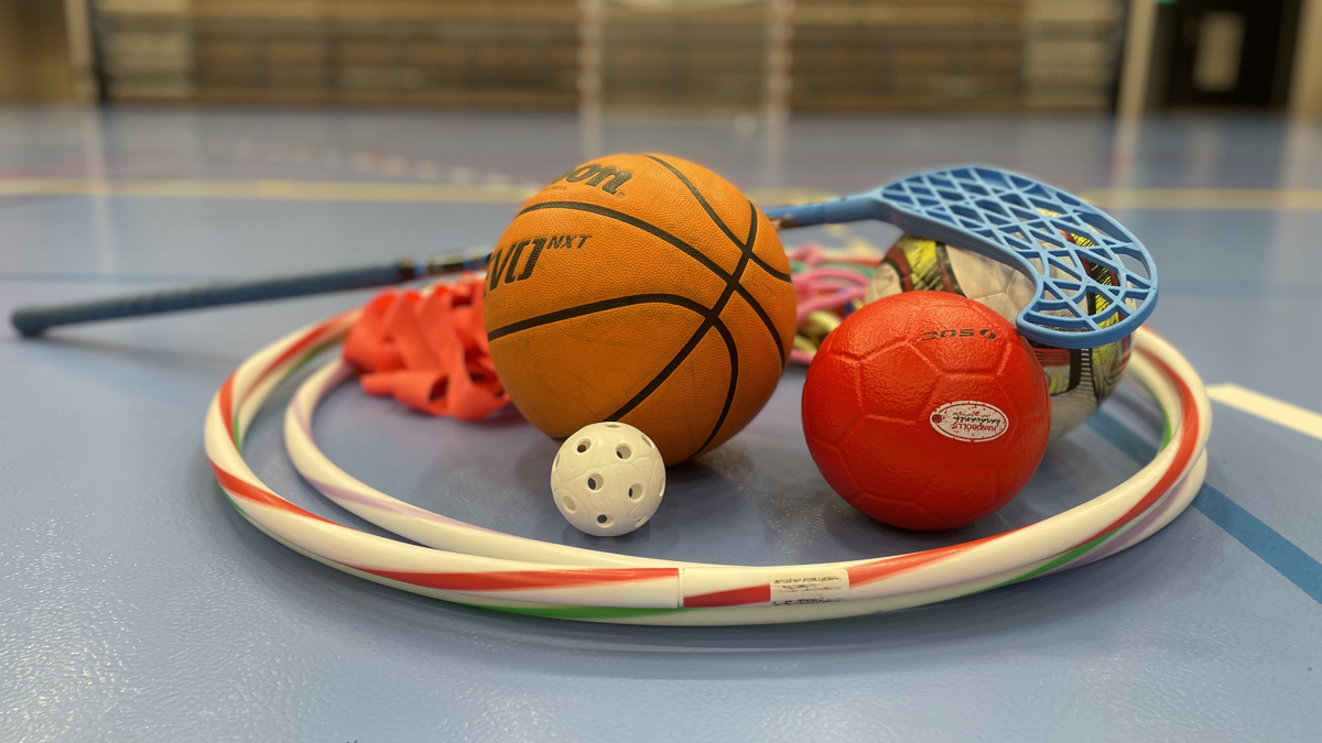 Hinderbana och ansiktsmålning under öppen sporthall - Kvibergs Parks is- och sporthall