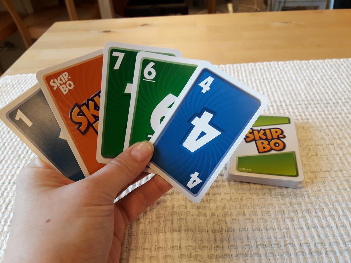 Kom och spela kortspelet Skip-bo!
