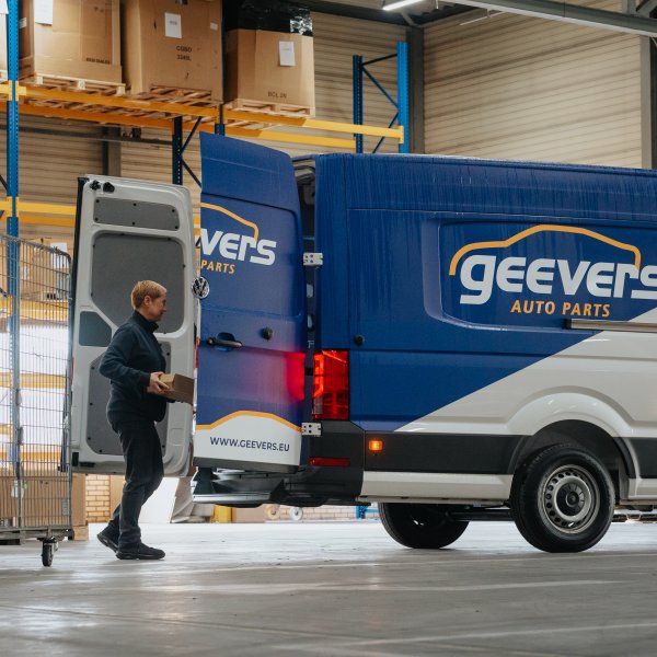 Inladen van Geevers Auto Parts bus