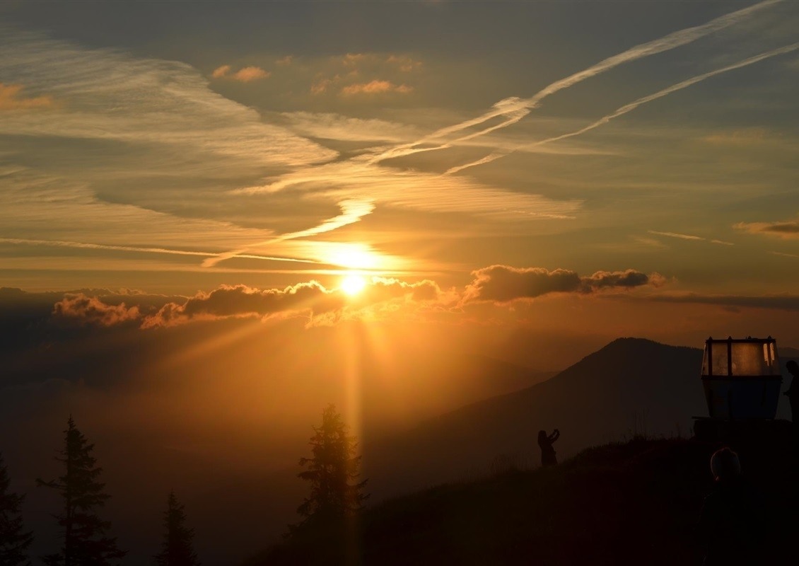 Sonnenaufgangswanderung zum Hochkeilgipfel. Voranmeldung an der Rezeption (mit priv.  PKWs (4 x 1 € zum Parken mitbringen!) Anmeldung an der Rezeption erforderlich.