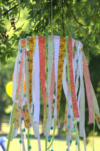 Windspiel aus Stock und Bändern basteln
