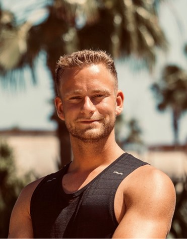 Healthy back with personal trainer Domi
