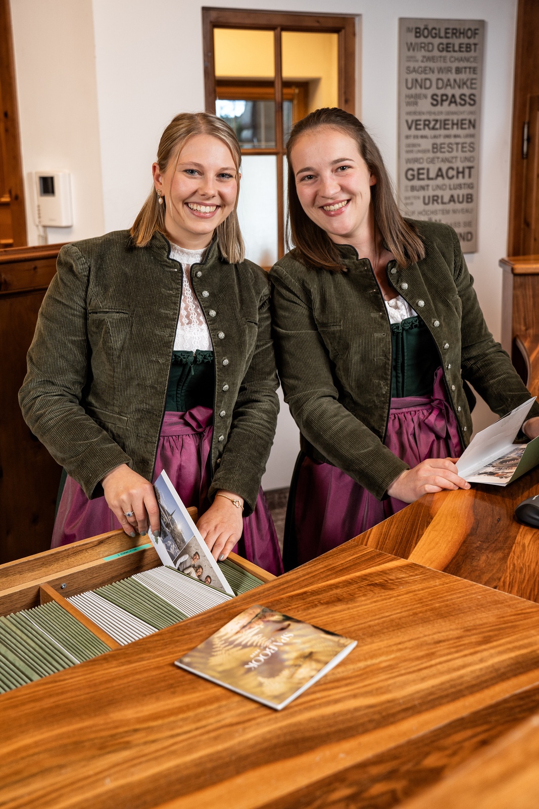 Visite guidée de la maison - avec nos réceptionnistes, nous traversons le Böglerhof.