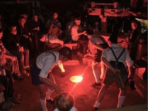 La troupe de danse folklorique « Die Höllnstoana » à la Bergfriedalm