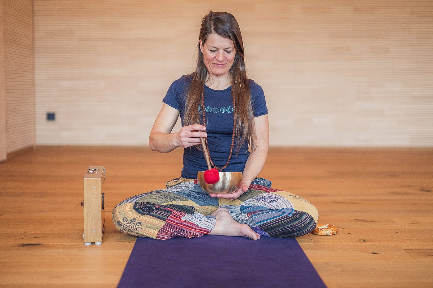 Singing bowl meditation group course