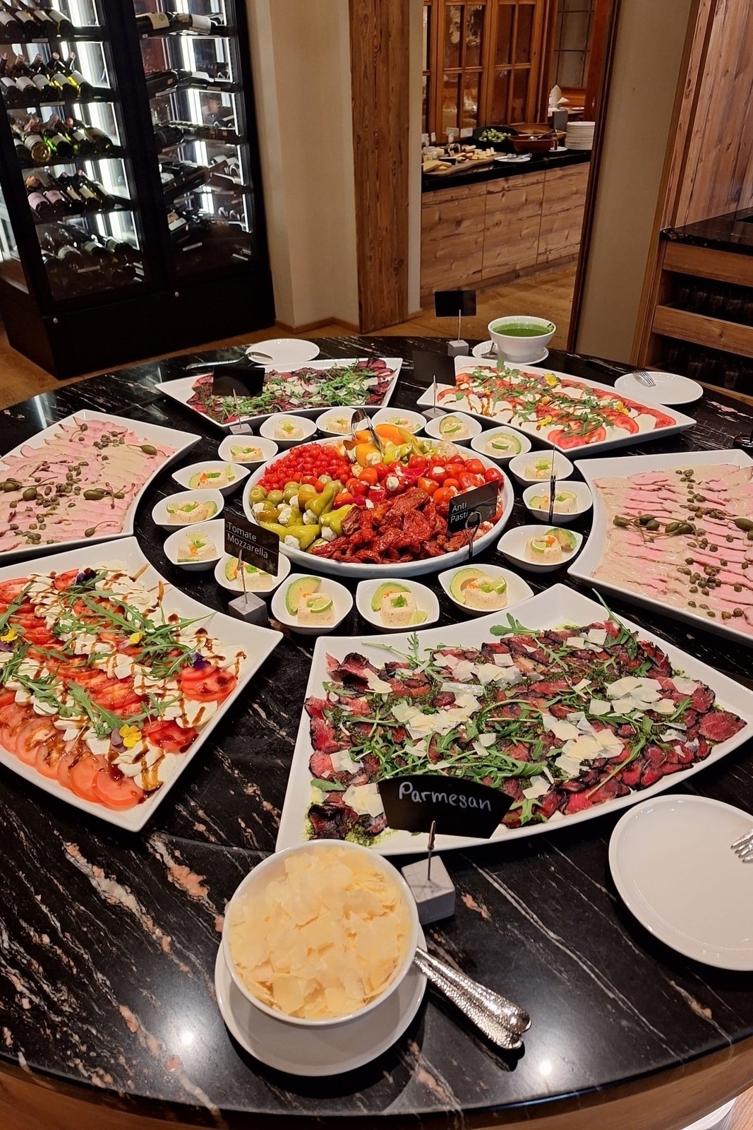 Italienisches Vorspeisenbuffet mit frischer Pasta aus der Showküche